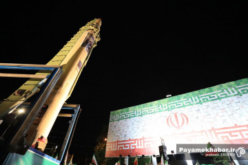 رونمایی از موشک قیام در تجمع مردمی میدان امام حسین (ع) شیراز