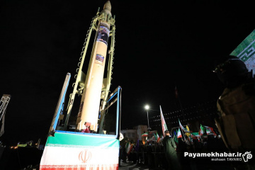 رونمایی از موشک قیام در تجمع مردمی میدان امام حسین (ع) شیراز