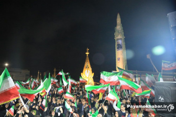 رونمایی از موشک قیام در تجمع مردمی میدان امام حسین (ع) شیراز