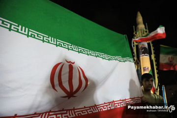 رونمایی از موشک قیام در تجمع مردمی میدان امام حسین (ع) شیراز