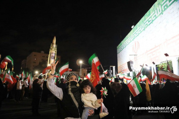 رونمایی از موشک قیام در تجمع مردمی میدان امام حسین (ع) شیراز