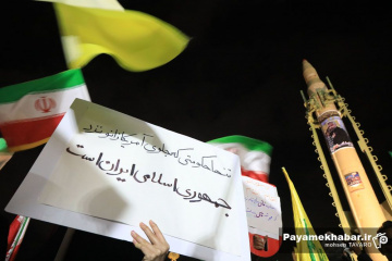 رونمایی از موشک قیام در تجمع مردمی میدان امام حسین (ع) شیراز