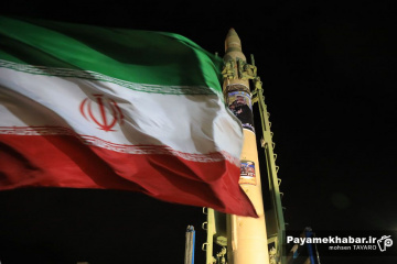 رونمایی از موشک قیام در تجمع مردمی میدان امام حسین (ع) شیراز