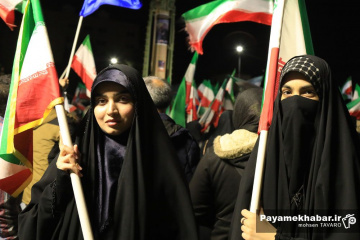 رونمایی از موشک قیام در تجمع مردمی میدان امام حسین (ع) شیراز