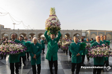 گل‌آرایی ضریح مطهر رضوی در ایام ولادت امام رضا (ع)