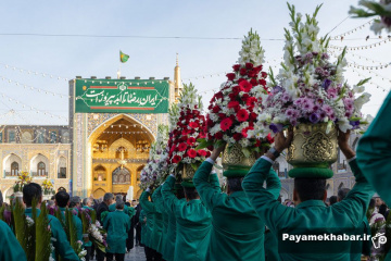 گل‌آرایی ضریح مطهر رضوی در ایام ولادت امام رضا (ع)