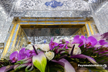 گل‌آرایی ضریح مطهر رضوی در ایام ولادت امام رضا (ع)