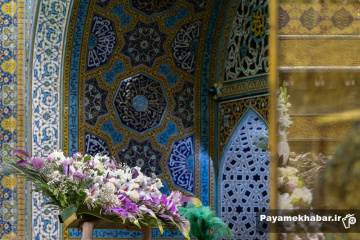 گل‌آرایی ضریح مطهر رضوی در ایام ولادت امام رضا (ع)