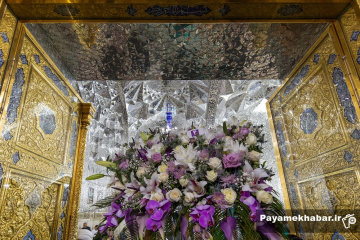 گل‌آرایی ضریح مطهر رضوی در ایام ولادت امام رضا (ع)