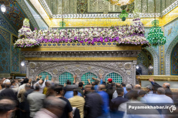 گل‌آرایی ضریح مطهر رضوی در ایام ولادت امام رضا (ع)