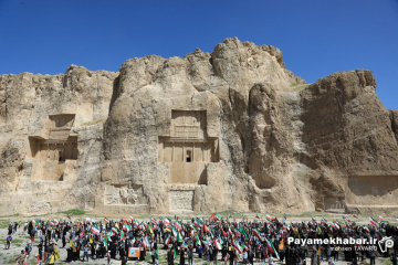 تجمع مردمی در مجموعه نقش رستم