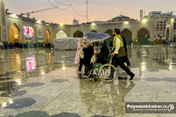 حال و هوای بارانی در صحن انقلاب حرم مطهر امام رضا (ع)