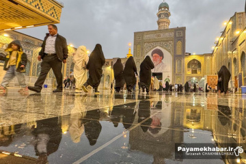 حال و هوای بارانی در صحن انقلاب حرم مطهر امام رضا (ع)