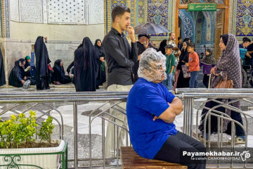 حال و هوای بارانی در صحن انقلاب حرم مطهر امام رضا (ع)