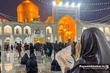 حال و هوای بارانی در صحن انقلاب حرم مطهر امام رضا (ع)