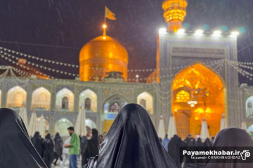 حال و هوای بارانی در صحن انقلاب حرم مطهر امام رضا (ع)
