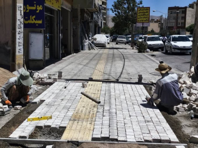 بهبود زیرساخت‌های پیاده‌روی در مقابل ترمینال کاراندیش؛ عملیات موزائیک‌ کاری و همسطح‌سازی توسط شهرداری منطقه ۳